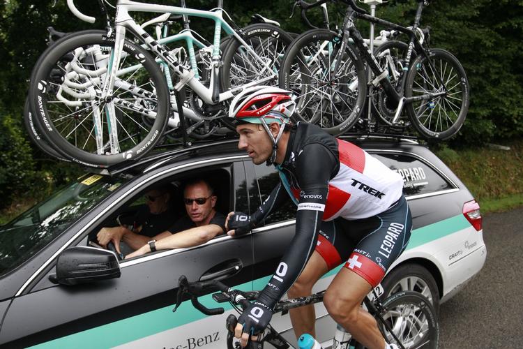 Videre. Der skal mere til at slå Fabian Cancellara ud, end lidt problemer med bihulerne. Humøret var fint på gårsdagens etape. 