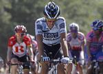 Styrtet. Alberto Contador skærer grimasser, da han kører over målstregen efter første etape af Tour de France i går, hvor han var involveret i et større styrt, som kostede dyrebare sekunder. 