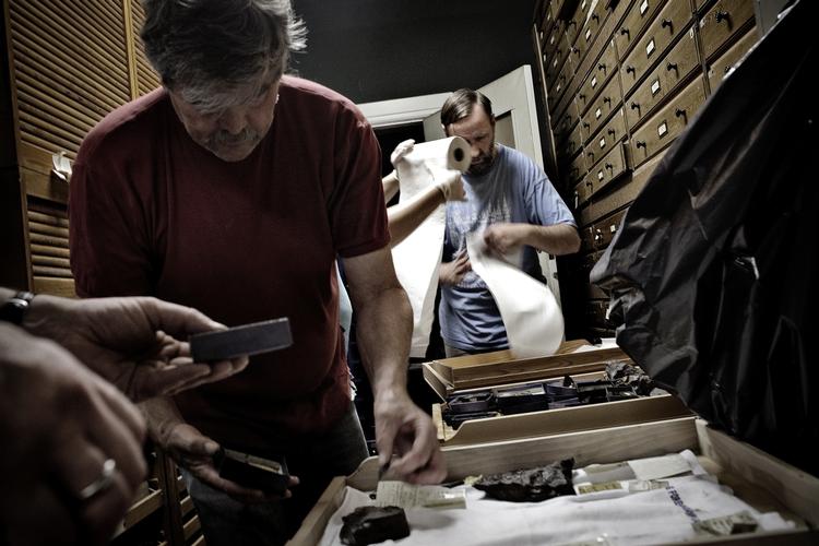 vådt. Kælderen under Geologisk Museum myldrer med aktivitet. Den dyrebare samling skal reddes fra oversvømmelse. 