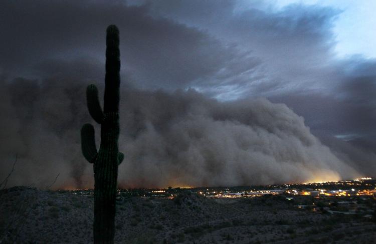Støvsky. En gigantisk støvstorm dækkede i går Phoenix i Arizona. 