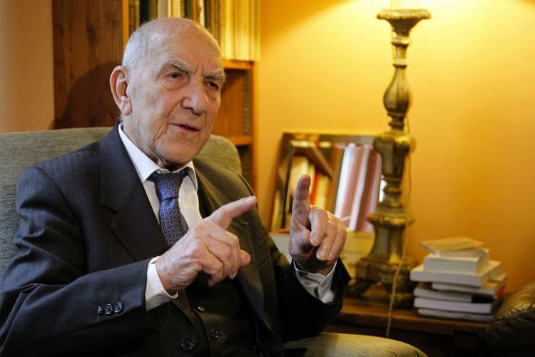 Oprør. Stéphane Hessel legemliggører revolutionsånden over de Gaulle til filmens nye franske bølge. 