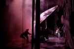 Teambulding. Den Kongelige Ballet har netop været på turne i fire uger i USA. Hjemvendt beskyldes ledelsen for ikke at tage arbejdsmiljøet og et udbredt kokainmisbrug alvorligt. 