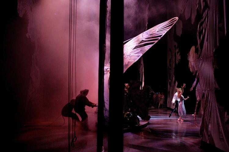 Teambulding. Den Kongelige Ballet har netop været på turne i fire uger i USA. Hjemvendt beskyldes ledelsen for ikke at tage arbejdsmiljøet og et udbredt kokainmisbrug alvorligt. 