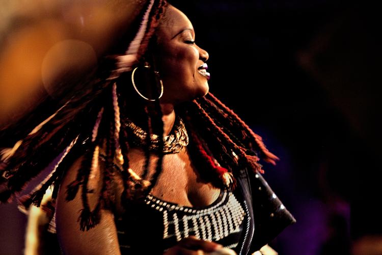 Afrofest. Oumou Sangaré gav sammen med sit band og sine danserinder en afrikansk fest, de fremmødte sent vil glemme. 