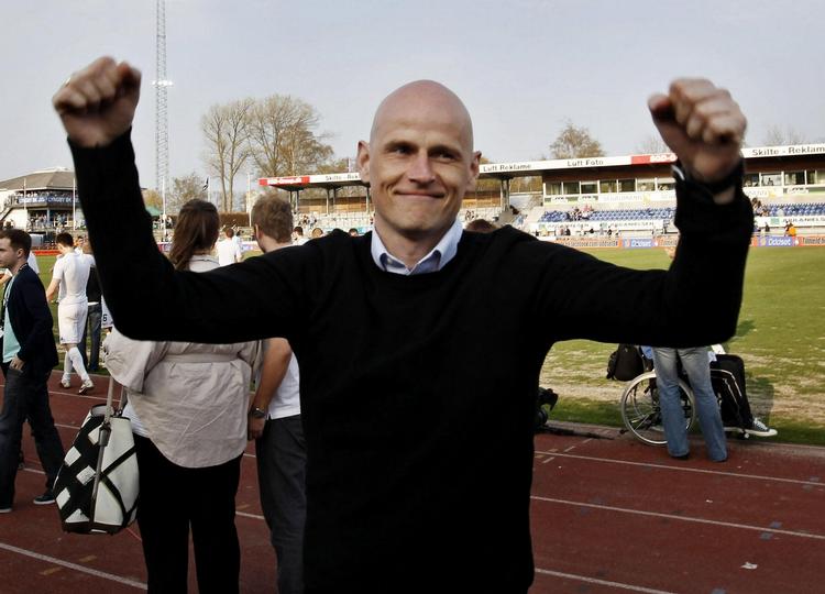 Ståle Solbakken jubler efter at have slået Lyngby. Til efteråret kommer der en portrætbog af manden, og den ære   er han bestemt ikke alene om. 