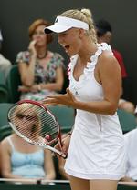 passiv. Efter at have stormet gennem første sæt og haft føringen i andet, gik Caroline Wozniacki i stå mod Dominika Cibulkova, som fik lov til at presse danskeren. 