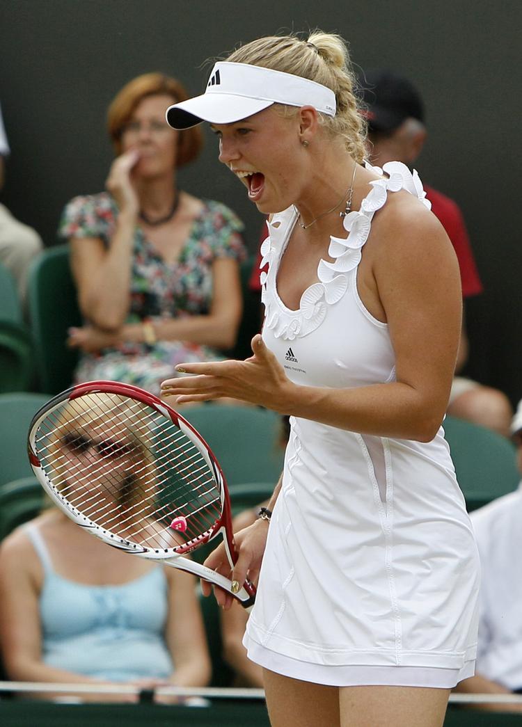 passiv. Efter at have stormet gennem første sæt og haft føringen i andet, gik Caroline Wozniacki i stå mod Dominika Cibulkova, som fik lov til at presse danskeren. 