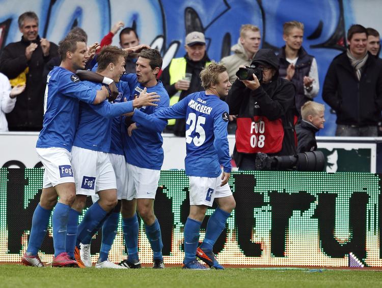 Papirrod. DBU har konstateret, at der er rod i flere Lyngby-spilleres kontrakter. Ifølge formanden for Spillerforeningen, Mads Øland, sker den slags ikke kun i Lyngby. 