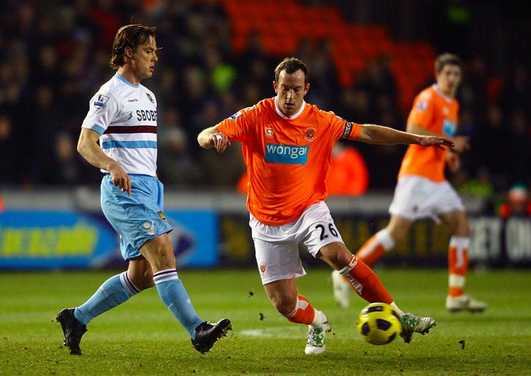 alsidig. Charlie Adam kan det hele; angribe, forsvare og score mål. Han scorede 13 i 36 kampe for Blackpool i sidste sæson. 