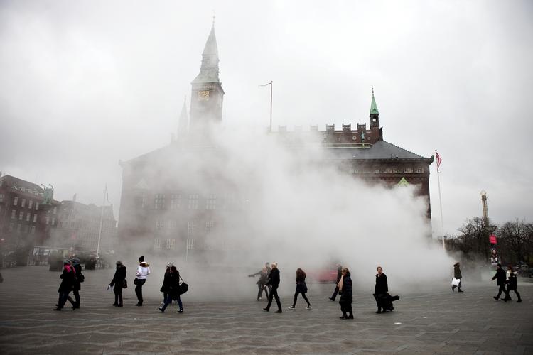 OPVARMNING. Københavns Energi får åbnet for varmtvandsforsyningen til flere og flere beboere. Her arkivbillede fra damptåger over Rådhuspladsen, udløst af utæt fjernvarmerør. 