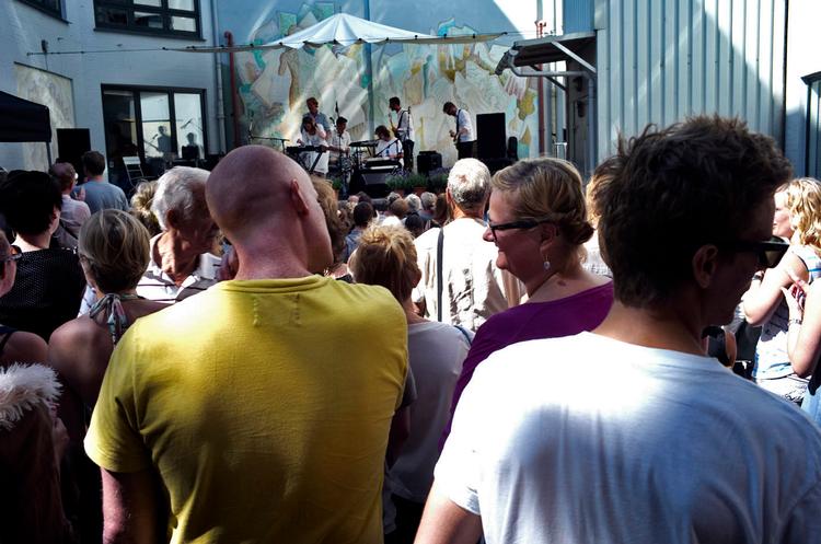 Trængsel. Igen en koncert, hvor folk stod på nakken af hinanden.