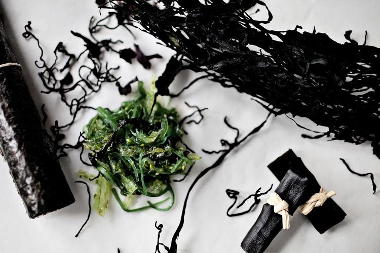 TANGTYPER. Frisk tangsalat, Arame, Wakame, samt ruller af Makikumbu og en enkelt Hori rulle. Ingen af disse tangtyper er dog under mistanke. 