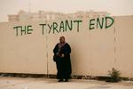 OPRØR. Modstanderne af Gaddafis styre gør fremskridt - og gennemfører ifølge britisk journalist tilsyneladende også aktioner i hovedstaden Tripoli. Kvinde venter ved mur i Benghazi, oprørernes hovedstad. 