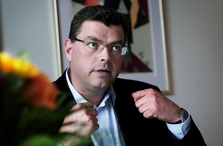 kunstpris. Morgen Jensen mener, at kunstmarkedets egne sammenslutninger i højere grad selv skal tage hånd om problemerne med kunstpriser. 