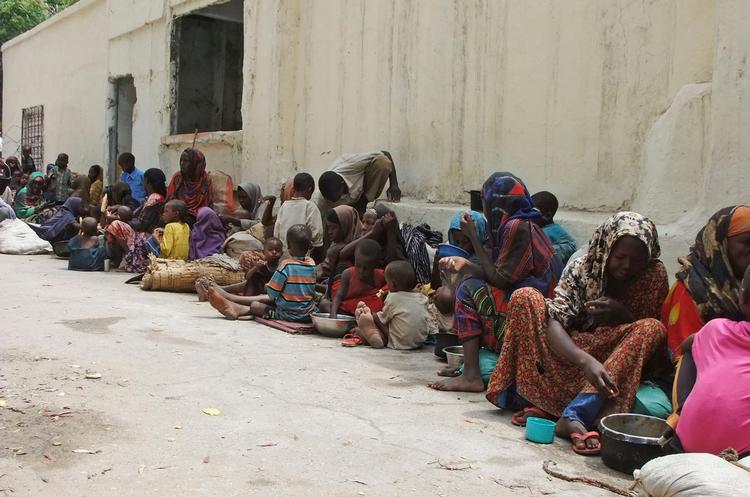Køen vokser hver dag. (Jumbo organization, a local NGO, in Mogadishu, Somalia, ) 