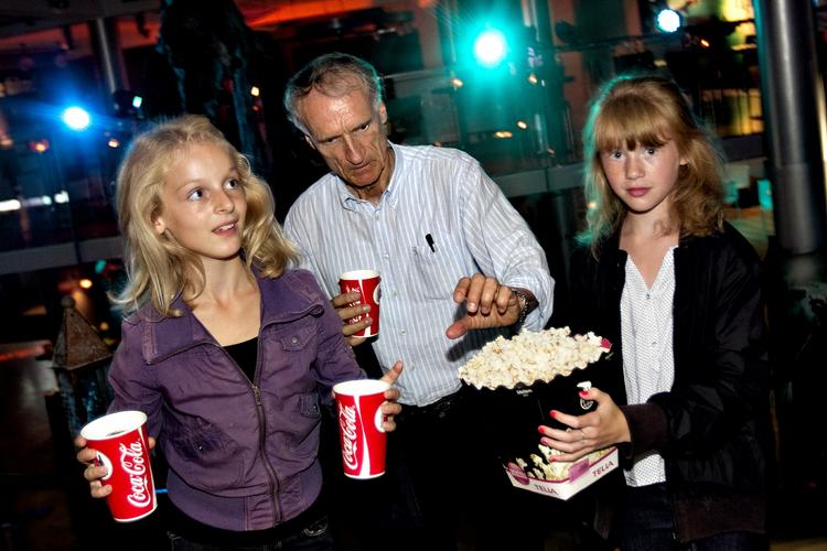 Haps. Sundhedsminister Bertel Haarder satser på, at hans barnebarn kan hjælpe ham med at følge med i filmen. Han har nemlig ikke set de foregående syv. 