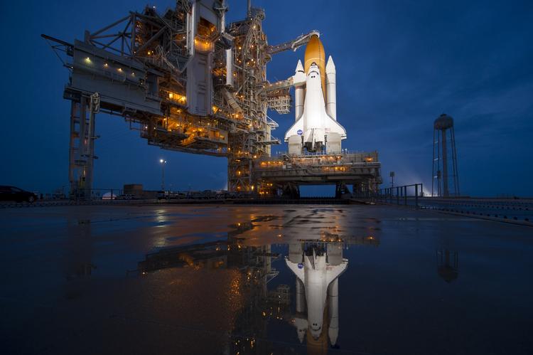 Raket. 'Atlantis' står klar på affyringsrampen i Cape Canaveral. 