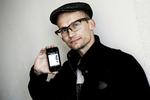 Hummel-direktøren Christian Stadil med sin elskede iPhone. Undersøgelse viser, at især københavnerne er vilde med iPhone, mens jyderne hælder til gode gamle Nokia eller HTC. 