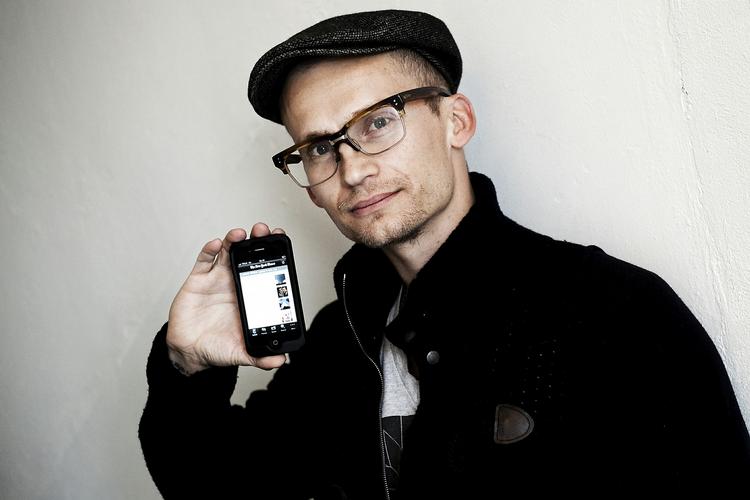 Hummel-direktøren Christian Stadil med sin elskede iPhone. Undersøgelse viser, at især københavnerne er vilde med iPhone, mens jyderne hælder til gode gamle Nokia eller HTC. 