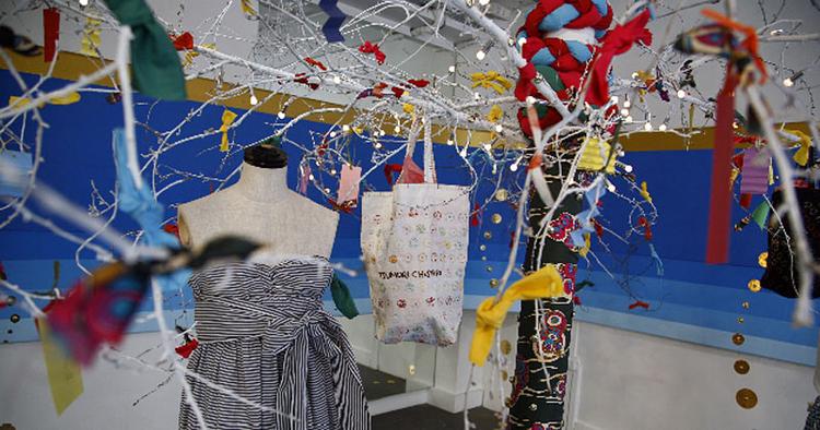EVENTYRLIGT. Japanske Tsumori Chisato fortæller spændende historier med sine kreationer af silke og chiffon. 
