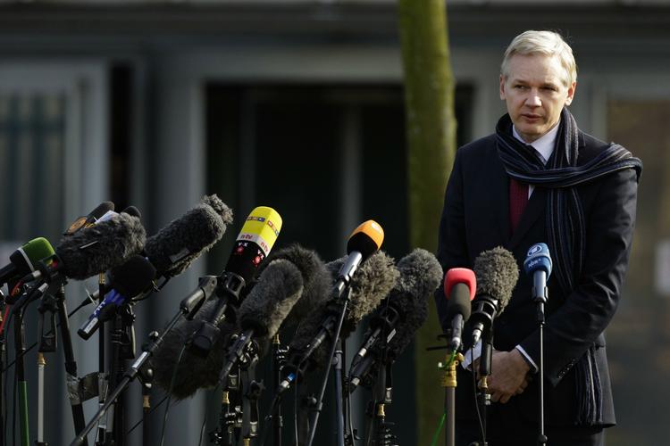 Assange har skrevet kontrakt med forlaget Canongate på ca. 8 millioner kroner. Alligevel trækker han i land. 