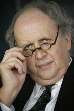 Forfatter. Alexander McCall Smith (billedet) er en ud af 26 forfattere bag ny roman. 