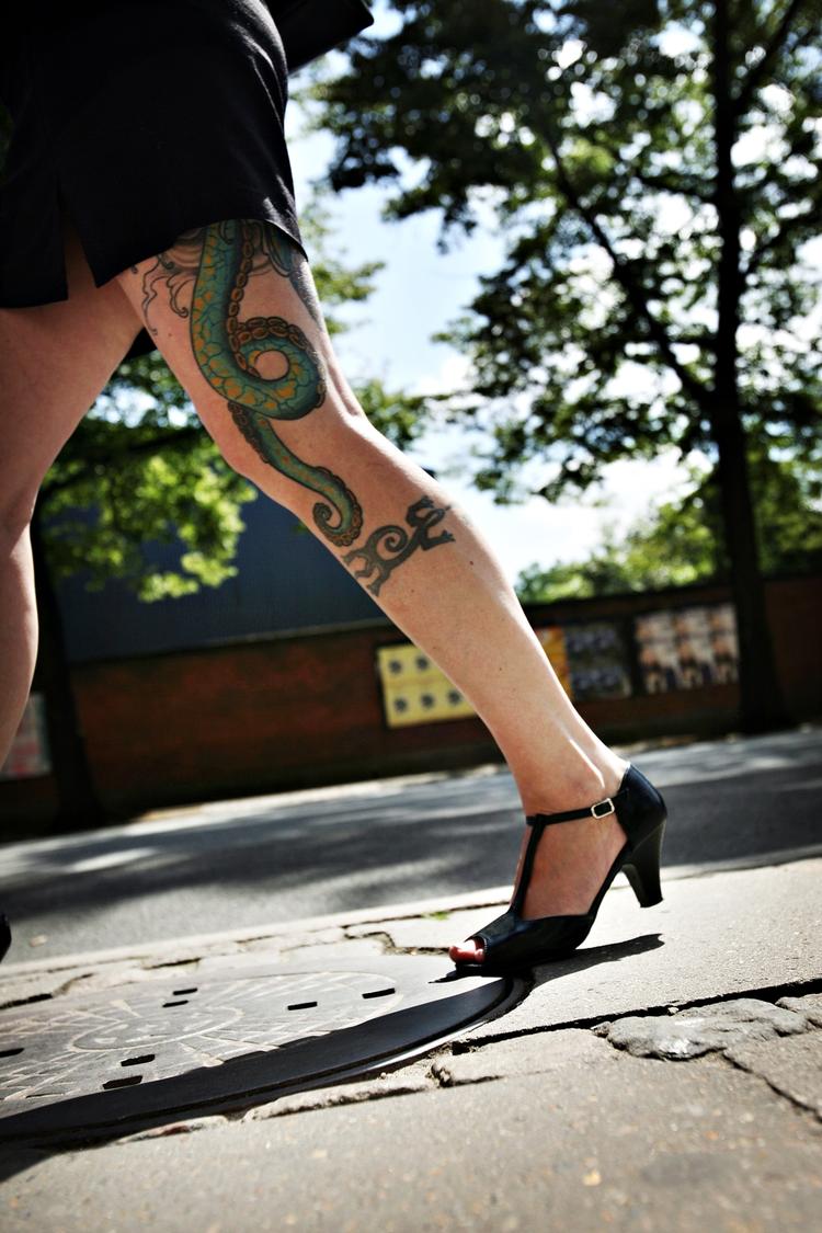 Jagtvej. Den lange og tunge trafikåre med det smalle fortov og de nedslidte facader emmer af lokalpatriotisme og fornemmelse af levet liv. 