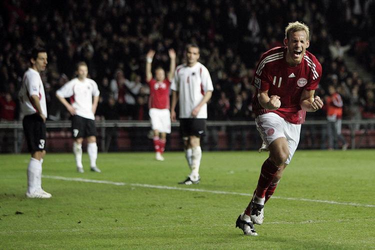 jubel. AGF er favorit til at sikre sig Søren Larsen, der her jubler over en landskampscoring i Parken. 