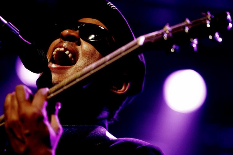 Raúl Midon. Den 45-årige musiker har været blind hele livet. »Jeg tror såmænd ikke på myten om, at man bliver en bedre musiker af at være blind«, siger han.  Foto: Laurent Gillieron/AP 