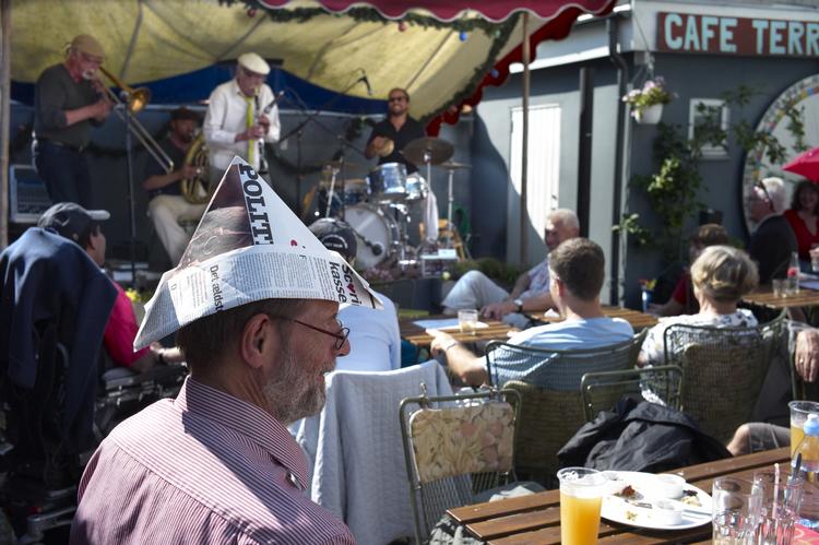 Sært. Ingolfs Kaffebar ligger i et villakvarter og er pyntet med besynderlige effekter. Men der er dæleme hyggeligt. 