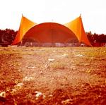 slut. Festen er forbi, og pladsen foran Orange Scene er tom. Mange festivalgæster nåede ikke i kontakt med hinanden i år på grund af svigtende mobilsignaler. 