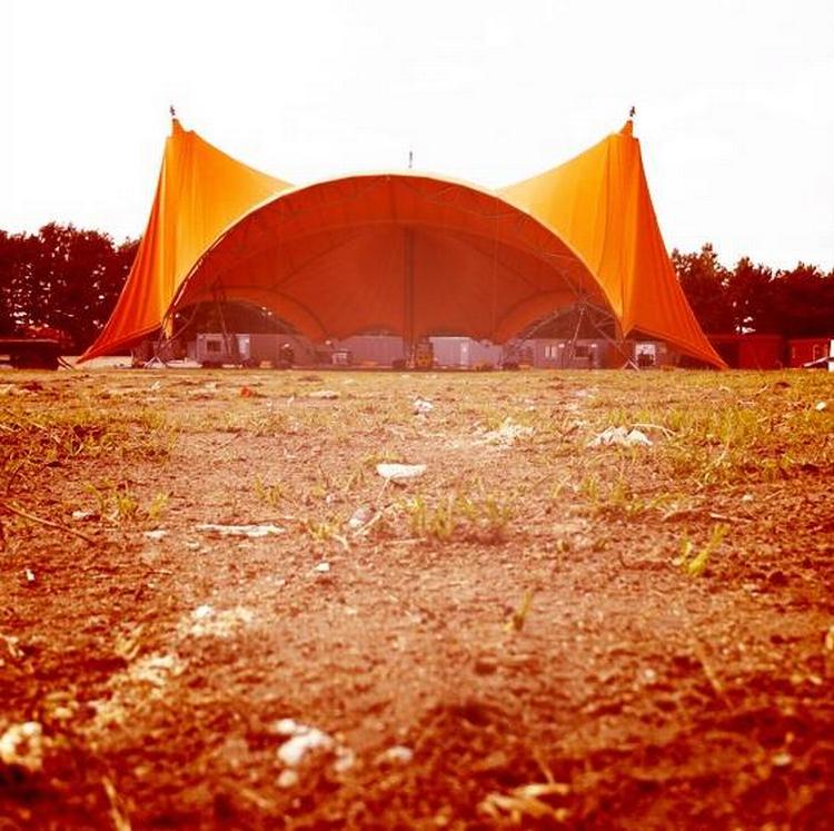 slut. Festen er forbi, og pladsen foran Orange Scene er tom. Mange festivalgæster nåede ikke i kontakt med hinanden i år på grund af svigtende mobilsignaler. 