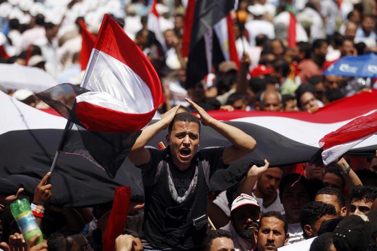 Masseprotester. Mange tusind demonstranter fylder Tahrirpladsen i Kairo. Dagens protester forventes at blive de største siden afsættelsen af Hosni Mubarak i februar. 