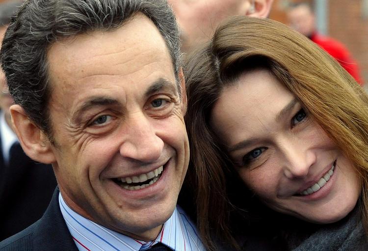 Nicolas Sarközy de Nagy-Bosca med Carla Bruni. Ligesom venstrefløjen har sine kaviarsocialister, findes der en bling-bling-højrefløj: une droite bling-bling. Og den tilhører Frankrigs præsident. 