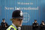 EFTERFORSKNING. Politi ud for News Internationals hovedkvarter i London. Mediekoncernen ejer bl.a. News of The World. 