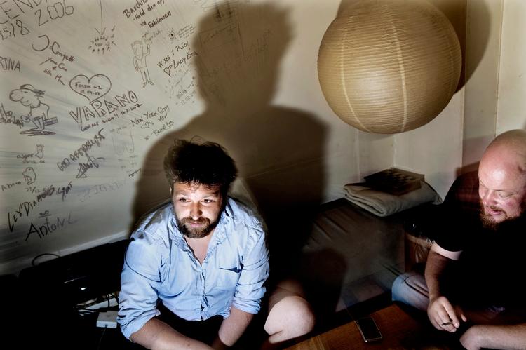 historikere. Elektroduoen Lulu Rouge, alias Buda og T.O.M. har stor kærlighed til jazzen. I aften fortæller de deres egen version af Copenhagen Jazz Festivals historie i Gårdhaven på Carlsberg.  Foto: Per Folkver 