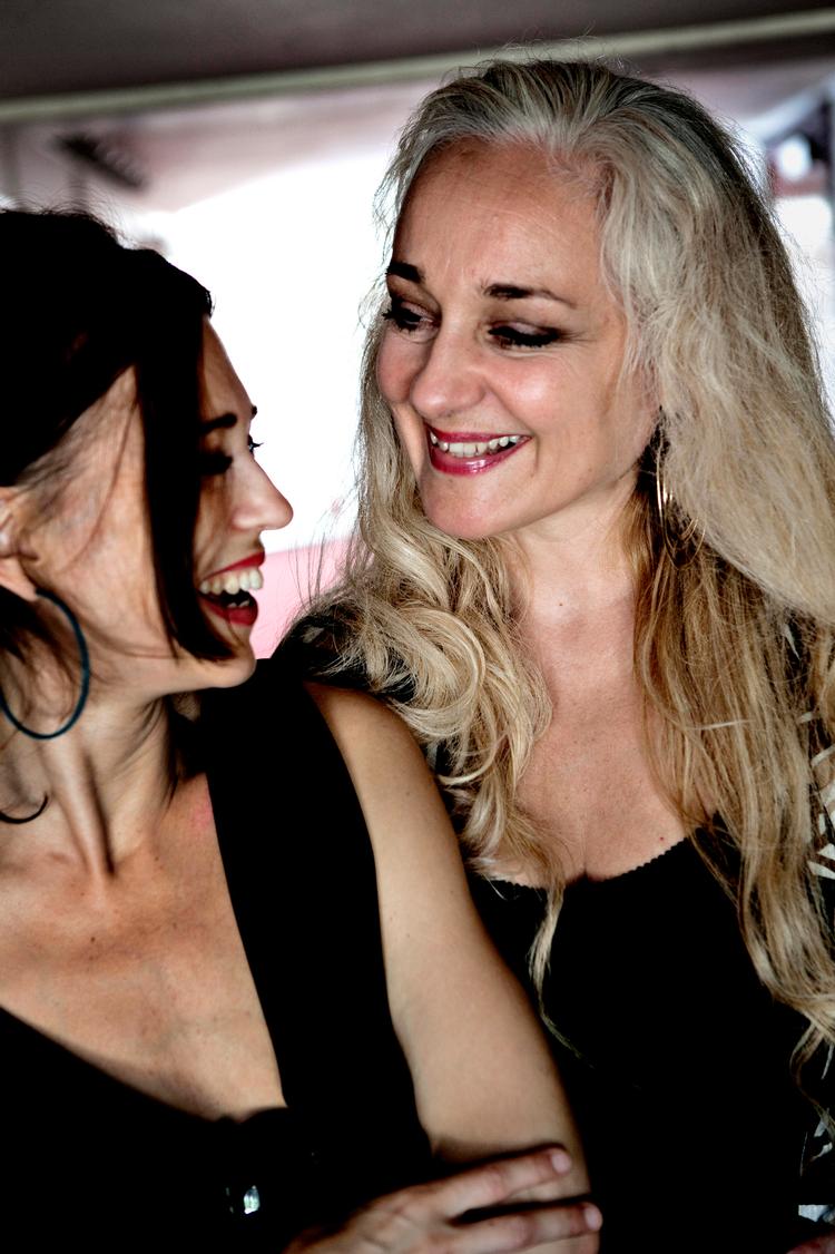 veninder. Katrine Gislinge og Cæcilie Norby har kendt hinanden fra barnsben, men er først blevet venner efter et musikalsk samarbejde. 