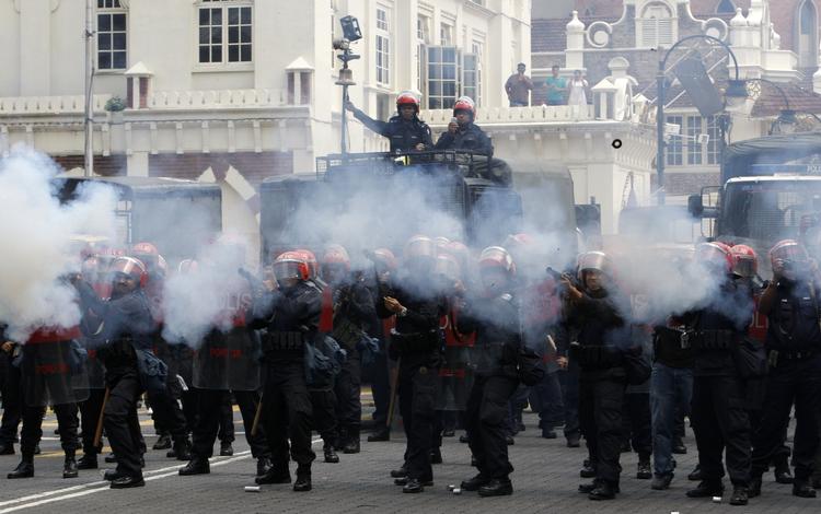 Tåregas regner ned over demonstranter i den malaysiske hovedstad Kuala Lumpur i dag. Demonstranterne kræver retfærdigt valg. 