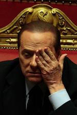 ERSTATNING. Berlusconi kan have god grund til at være pikeret. Hans investeringsfirma er blevet dømt til at betale 4,2 milliarder kroner til rivaliserende virksomhed. 