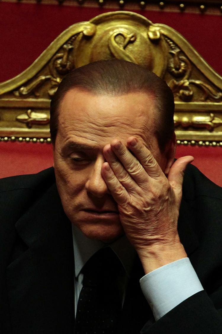 ERSTATNING. Berlusconi kan have god grund til at være pikeret. Hans investeringsfirma er blevet dømt til at betale 4,2 milliarder kroner til rivaliserende virksomhed. 