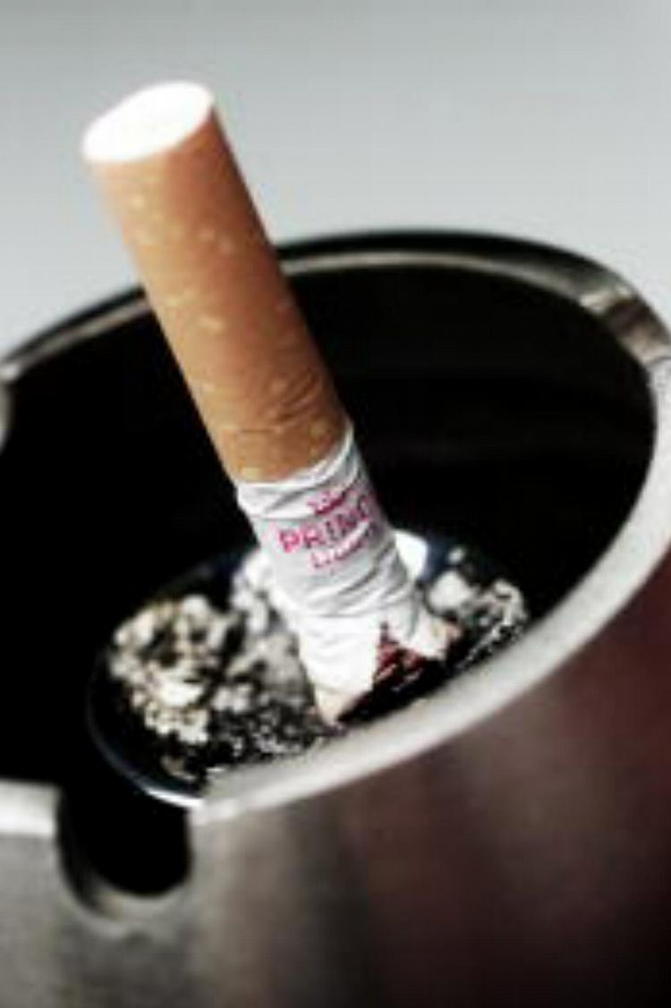 Tobak. Stort flertal af danskerne tror, at cigaretter er blevet dyrere. Samtidig vil de have prisen endnu højere op. 