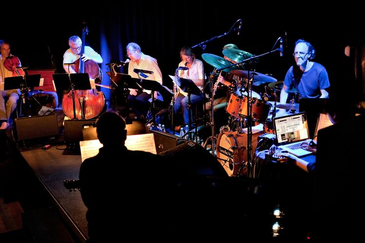 Vildt. Med et europæisk stjernehold af musikere inden for den moderne art music og impro-musik fremførte Lotte Anker et ambitiøst orkesterværk fredag aften. 