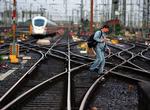 TOGTRAFIK. Jernbanearbejder krydser sporene ved hovedbanegården i Frankfurt. Det tyske jernbaneselskab DB advarer om, at togtrafikken i landet lider under de mange metaltyverier. 