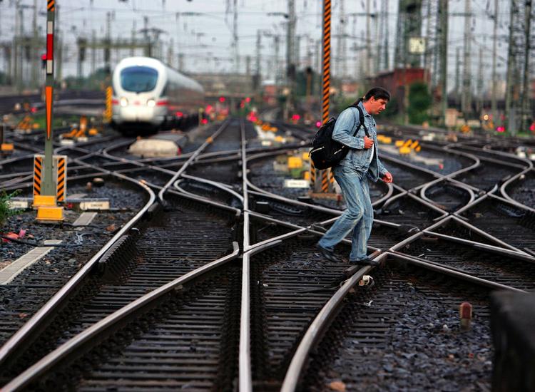 TOGTRAFIK. Jernbanearbejder krydser sporene ved hovedbanegården i Frankfurt. Det tyske jernbaneselskab DB advarer om, at togtrafikken i landet lider under de mange metaltyverier. 