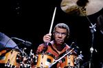 Trommehvirvel. Sidst Jack DeJohnette var i Danmark for at give koncert med Trio Beyond, der udover Dejohnette består af Larry Goldings og John Scofield, bar DeJohnette koncerten frem med sit vitale trommespil, men sådan bliver det nok ikke i aften. Ingen stjæler billedet fra Keith Jarrett. 