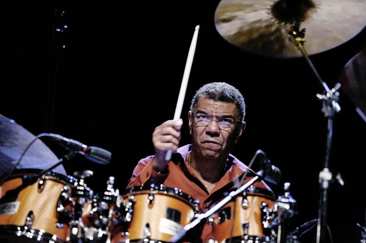 Trommehvirvel. Sidst Jack DeJohnette var i Danmark for at give koncert med Trio Beyond, der udover Dejohnette består af Larry Goldings og John Scofield, bar DeJohnette koncerten frem med sit vitale trommespil, men sådan bliver det nok ikke i aften. Ingen stjæler billedet fra Keith Jarrett. 