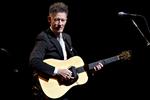 Guitarist. Ganske vist ligger det i Lyle Lovetts natur, at der er god plads til  eftertanken, stemningen og selve pausen 