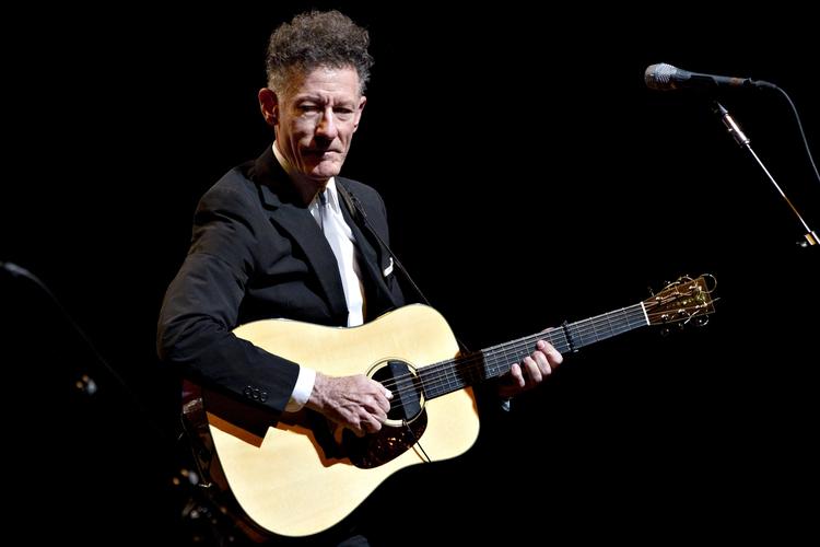 Guitarist. Ganske vist ligger det i Lyle Lovetts natur, at der er god plads til  eftertanken, stemningen og selve pausen 