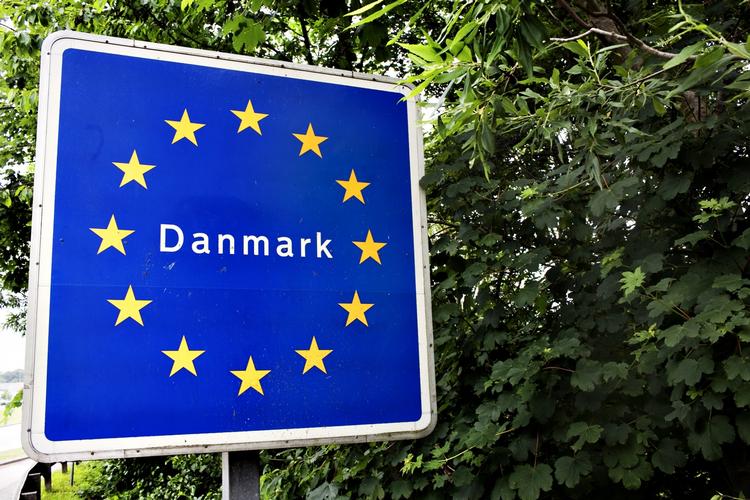 Udenrigspolitik. Ifølge dagens leder er Danmarks troværdighed mere tyndslidt end på noget tidspunkt under den kolde krig. 