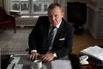 Sur. Statsminister Lars Løkke Rasmussen (V) kan lægge sit ansigt i alvors folder. Men det sker alt for ofte, mener DF-formand Pia Kjærsgaard. 